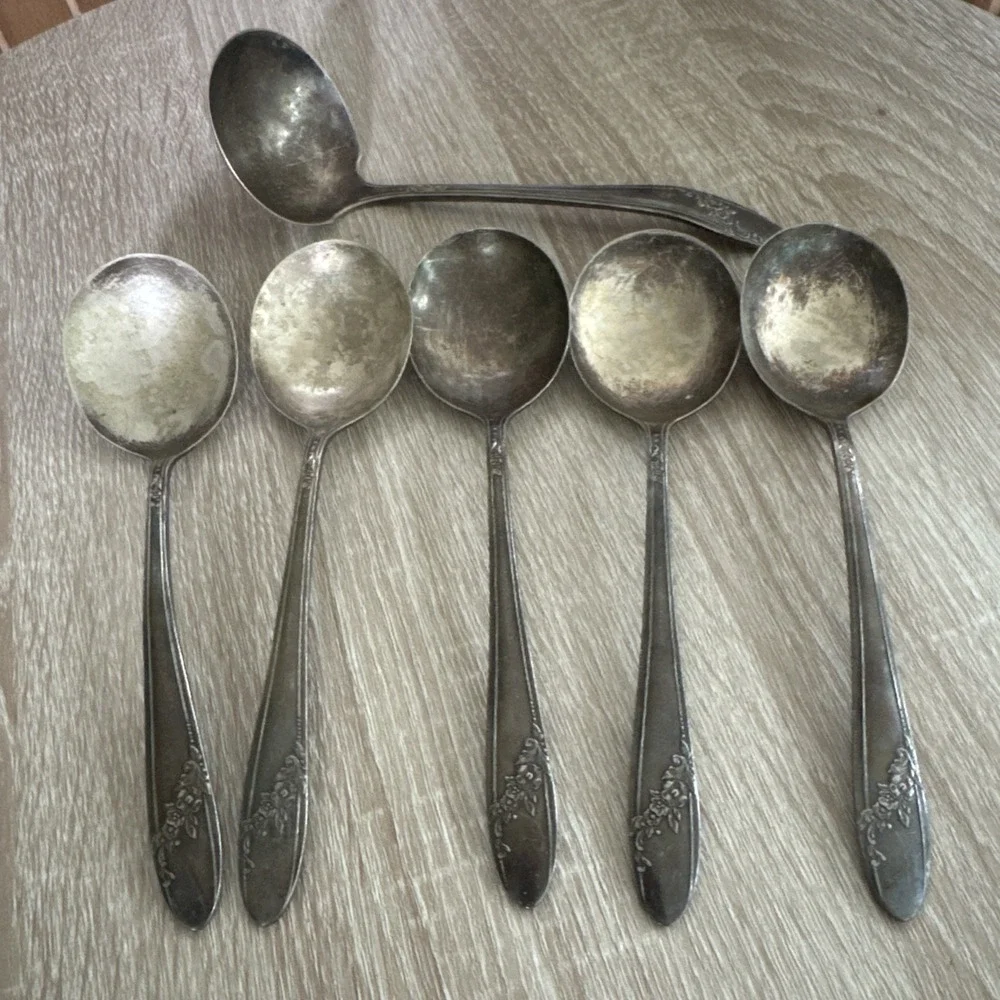Oneida Community-Tudor Plate Soup Spoons Soup Ladle - Lot of 5 Queen Bess